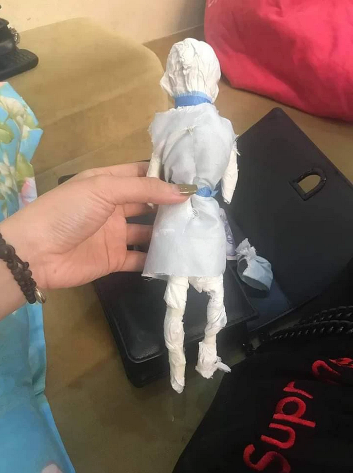 Món quà bé gái làm tặng mẹ gây sợ tột độ, nghe giải thích mới thở phào cười rần - 2