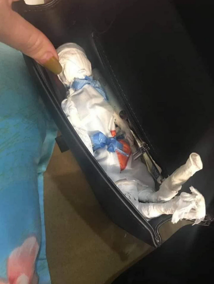 Món quà bé gái làm tặng mẹ gây sợ tột độ, nghe giải thích mới thở phào cười rần - 1