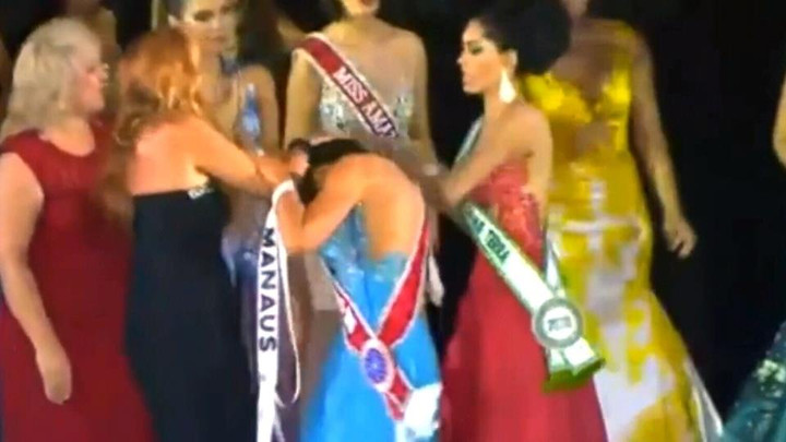Sự cố trong đêm chung kết các cuộc thi hoa hậu: Giật vương miện, xé váy đủ cả - 4