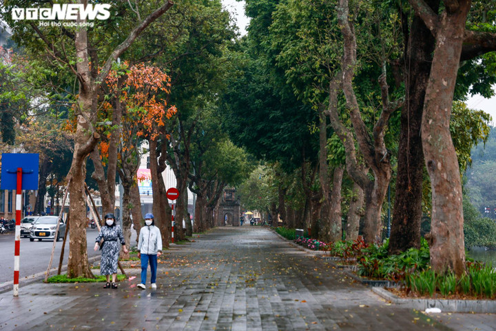 Hà Nội tất bật chỉnh trang đường phố trước giờ mở lại phố đi bộ Hồ Gươm - 1