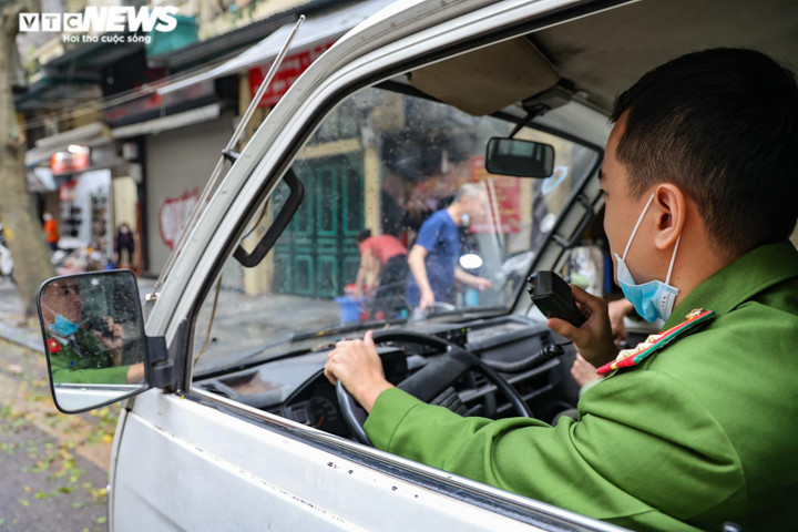 Hà Nội tất bật chỉnh trang đường phố trước giờ mở lại phố đi bộ Hồ Gươm - 5