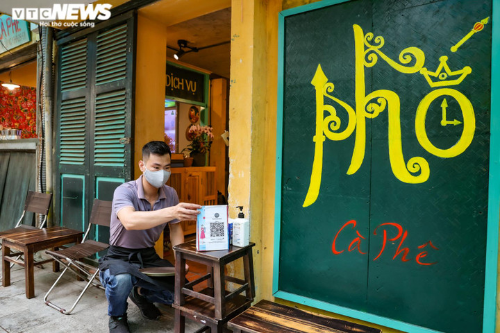 Hà Nội tất bật chỉnh trang đường phố trước giờ mở lại phố đi bộ Hồ Gươm - 9