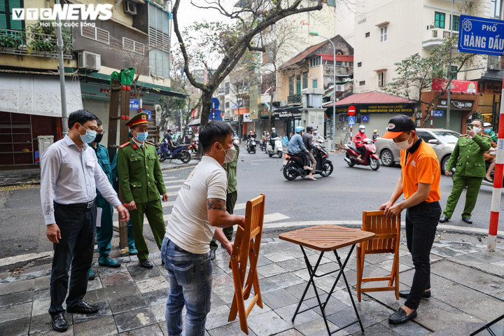 Hà Nội tất bật chỉnh trang đường phố trước giờ mở lại phố đi bộ Hồ Gươm - 7