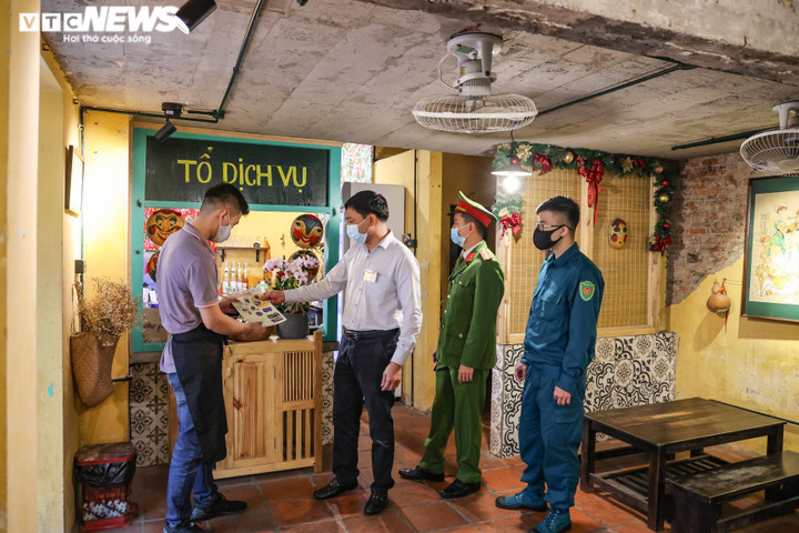 Hà Nội tất bật chỉnh trang đường phố trước giờ mở lại phố đi bộ Hồ Gươm - 6