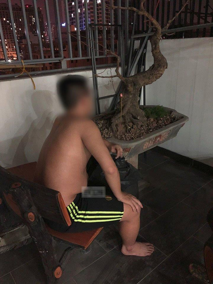 Nửa đêm chồng ngồi thừ trên sân thượng, vợ được phen xanh mặt khi thấy thứ này - 1