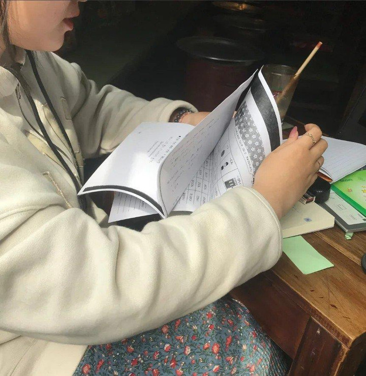 Học sinh F0 khóc vì quá tải bài vở - 1