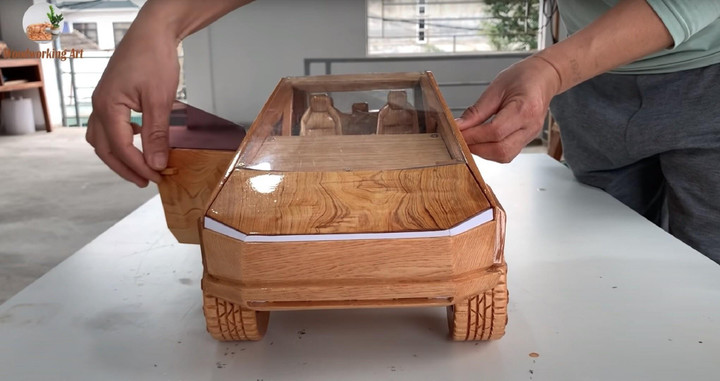 Hình ảnh Tesla Cybertruck bằng gỗ của thợ Việt trên báo ngoại - 4