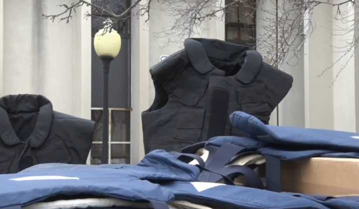 Gần 400 áo chống đạn Mỹ định tặng Ukraine bị trộm - 1