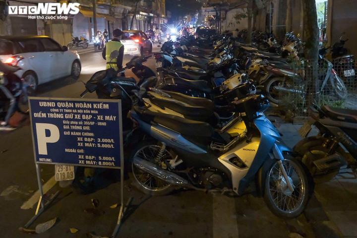 Ảnh: Phố đi bộ hồ Gươm nhộn nhịp trong ngày đầu mở cửa trở lại - 10