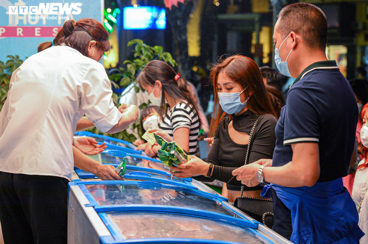 Ảnh: Phố đi bộ hồ Gươm nhộn nhịp trong ngày đầu mở cửa trở lại - 6