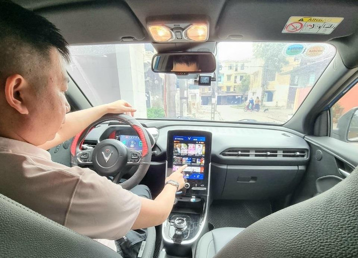 Chủ xe VinFast VF e34: ‘Xem video trên FPT Play trong lúc sạc xe rất thư giãn’ - 2