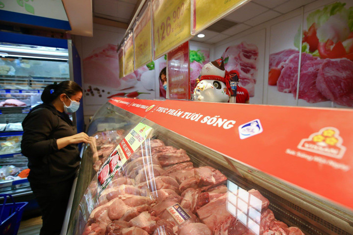 Giá lợn hơi lao dốc, thịt tại chợ vẫn đắt - 2