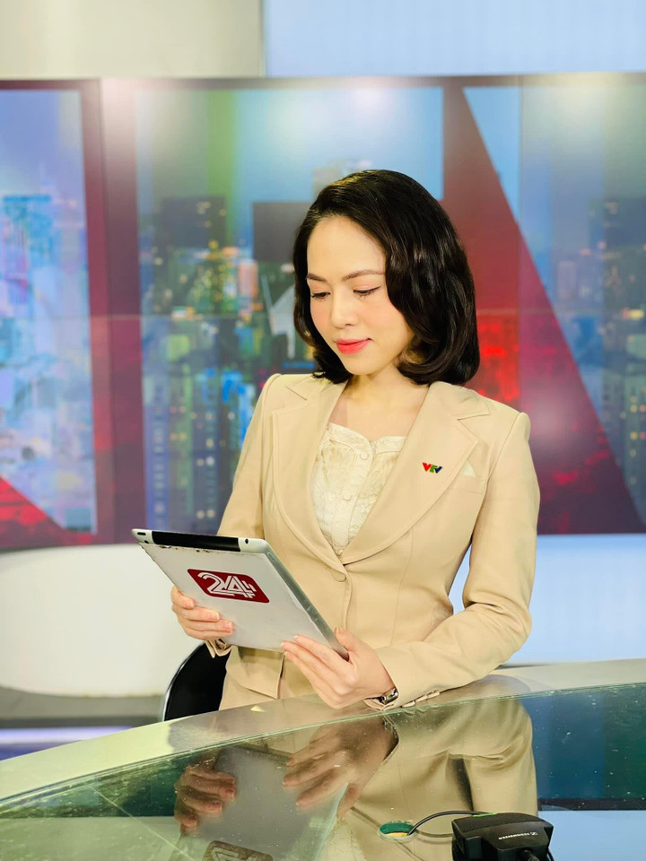Hình ảnh đời thường khác lạ của BTV Thư Hiền 'Chuyển động 24h' - 1