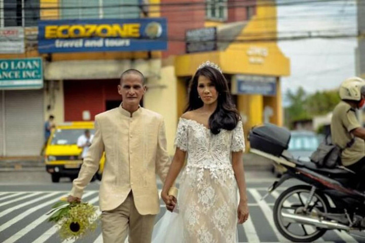 Cặp đôi chụp ảnh cưới tại bãi phế liệu gây xúc động bởi câu chuyện phía sau - 12