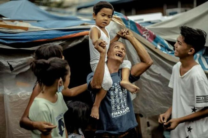 Cặp đôi chụp ảnh cưới tại bãi phế liệu gây xúc động bởi câu chuyện phía sau - 3