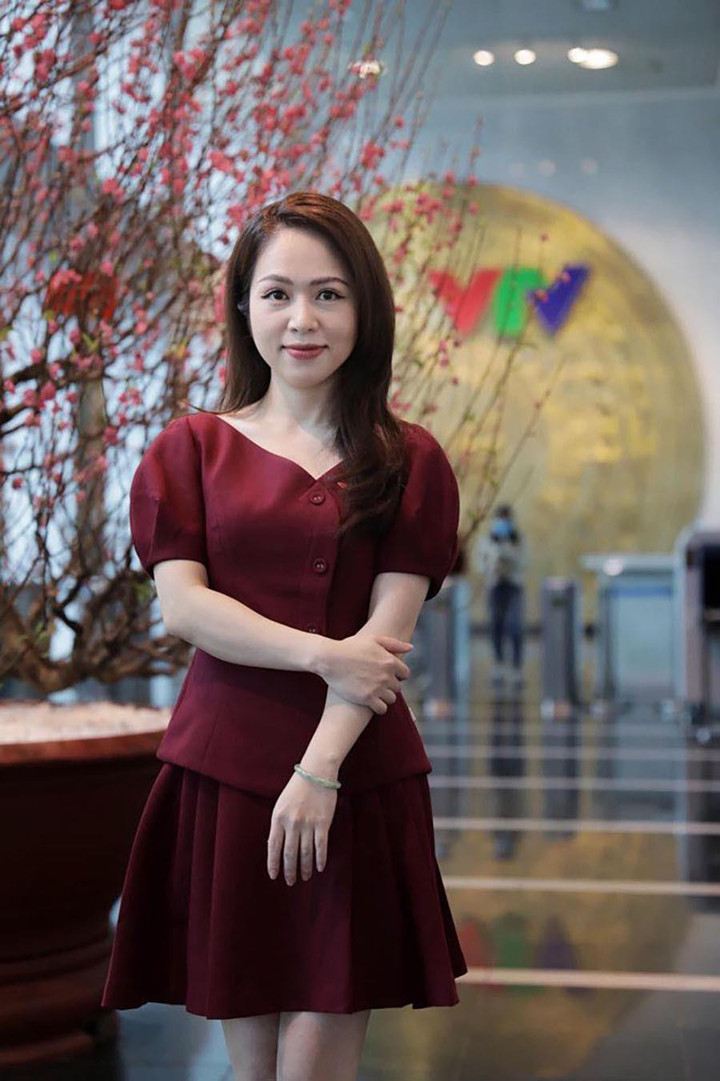 Hình ảnh đời thường khác lạ của BTV Thư Hiền 'Chuyển động 24h' - 2