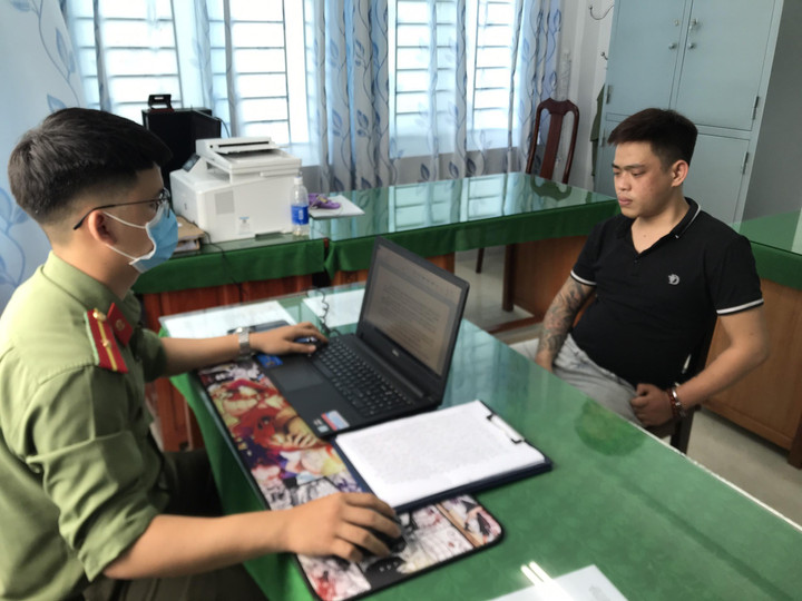 Lừa bán kit test COVID-19 trên mạng, 2 thanh niên chiếm đoạt hơn 300 triệu đồng - 1