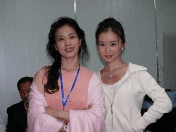 'Nhà tôi 3 đời gen đẹp': Nhan sắc mỹ miều của 3 đại mỹ nhân nhà Lưu Diệc Phi - 2