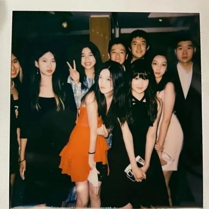 Con gái Lý Á Bằng - Vương Phi: Xinh đẹp ở tuổi 15, thân thiết với vợ mới của bố - 6