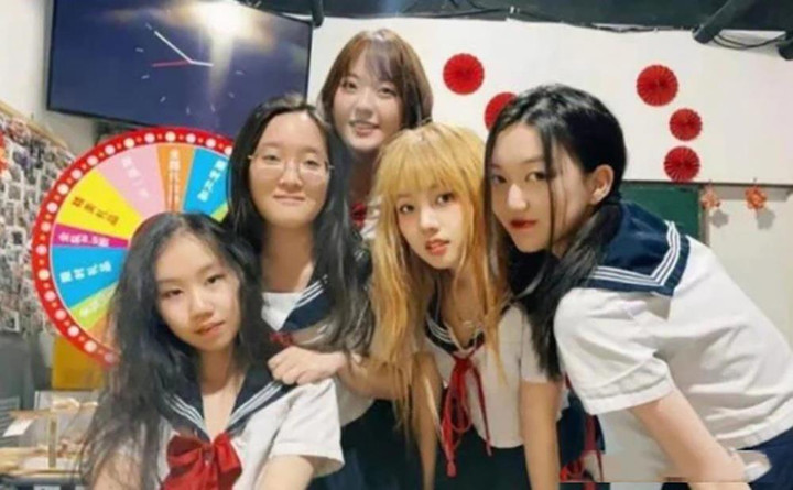 Con gái Lý Á Bằng - Vương Phi: Xinh đẹp ở tuổi 15, thân thiết với vợ mới của bố - 8