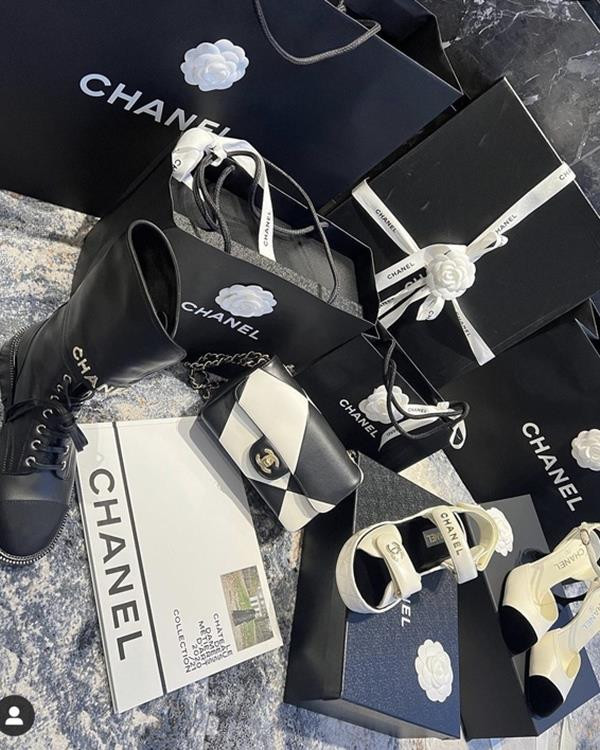 Hiền Hồ giàu cỡ nào ở tuổi 25? Hiền Hồ sở hữu xe chục tỷ, dát đầy hàng hiệu sau 5 năm đi hát - 6