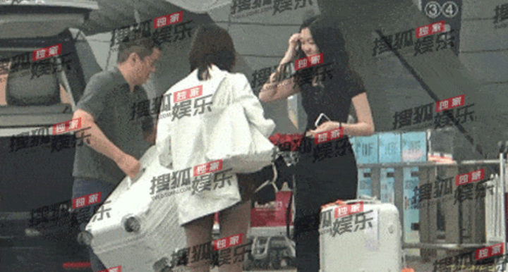 Con gái Lý Á Bằng - Vương Phi: Xinh đẹp ở tuổi 15, thân thiết với vợ mới của bố - 10