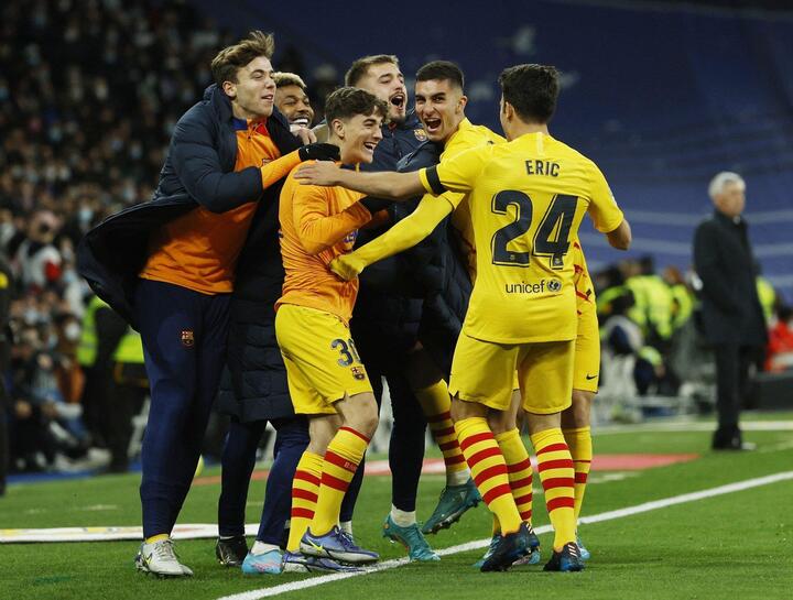 Aubameyang chói sáng, Barca nhấn chìm Real Madrid - 1