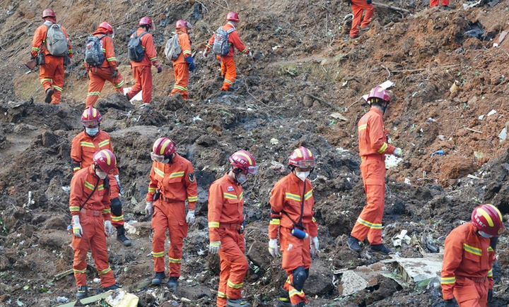 Lãnh đạo Việt Nam gửi điện chia buồn Trung Quốc vụ máy bay rơi - 1