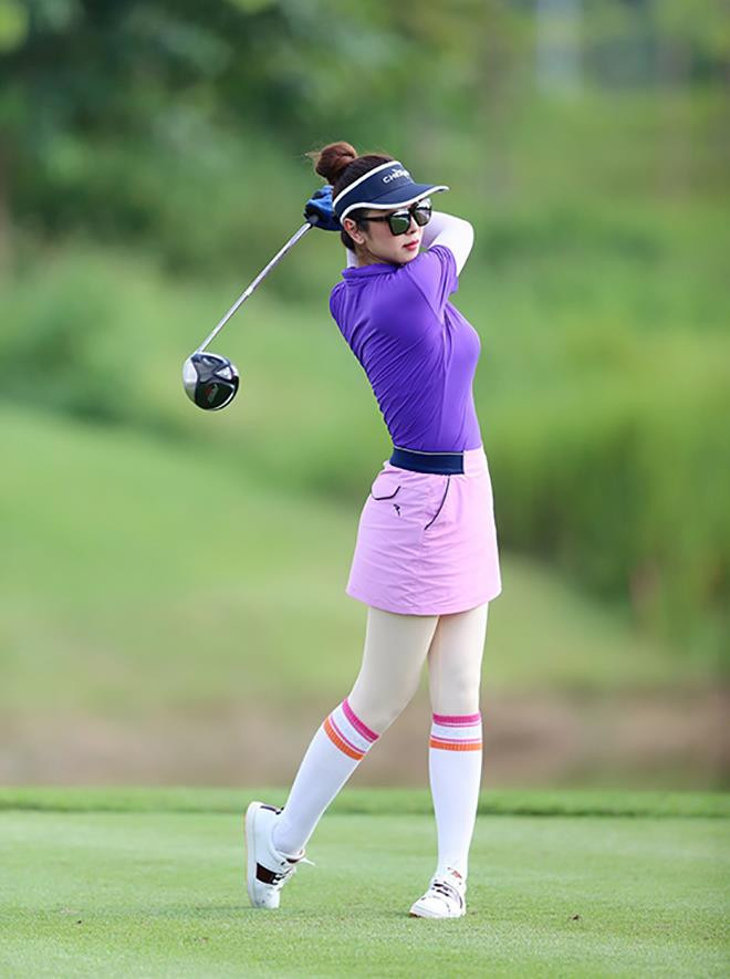 Ảnh: Hoa hậu, siêu mẫu Việt khoe sắc trên sân golf - 11