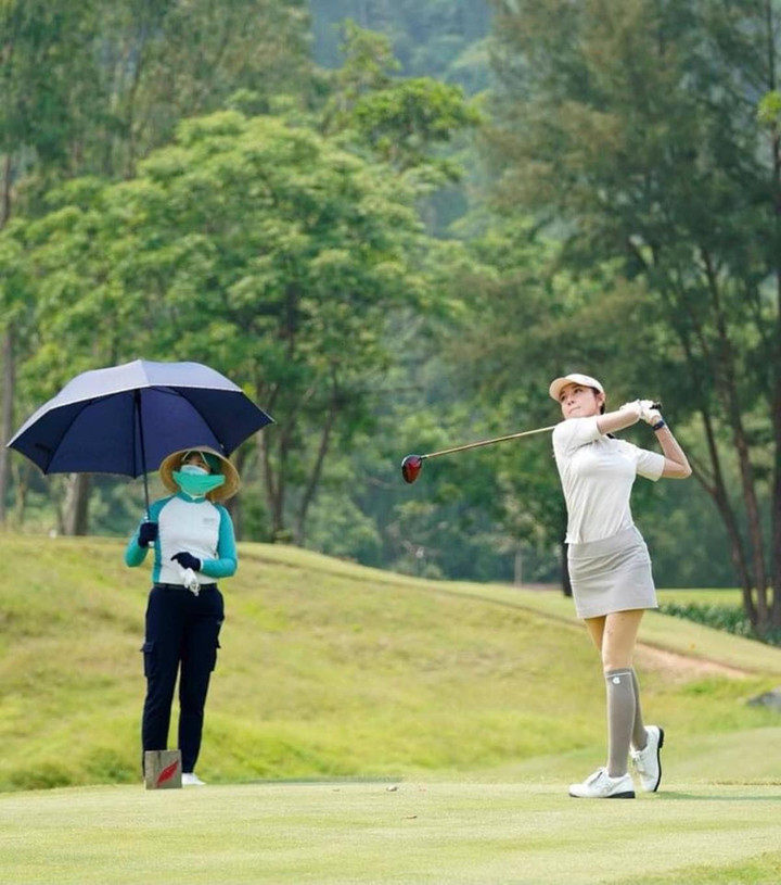 Ảnh: Hoa hậu, siêu mẫu Việt khoe sắc trên sân golf - 10