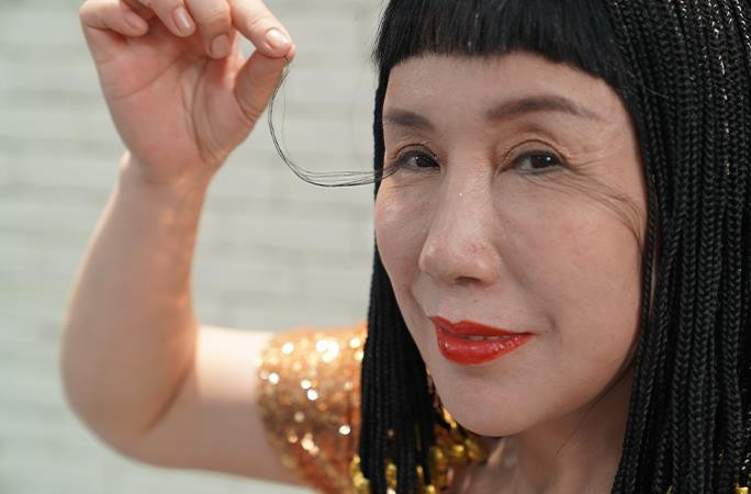 Lông mi bỗng mọc dài đến kinh ngạc đầy bí ẩn, người phụ nữ giật luôn kỷ lục TG - 4