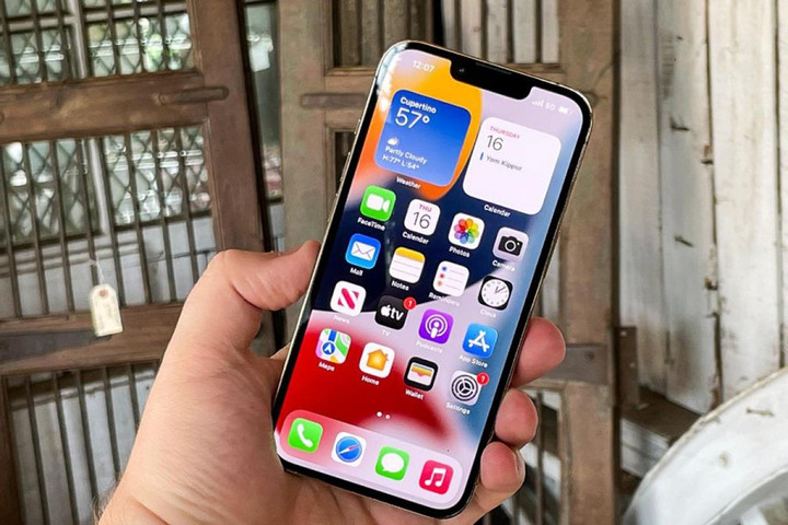 Người dùng iPhone phàn nàn hao pin nhanh sau khi cập nhật iOS 15.4 - 1