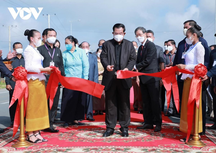 Thủ tướng Campuchia dự khánh thành tuyến đường huyết mạch nối với Việt Nam - 1