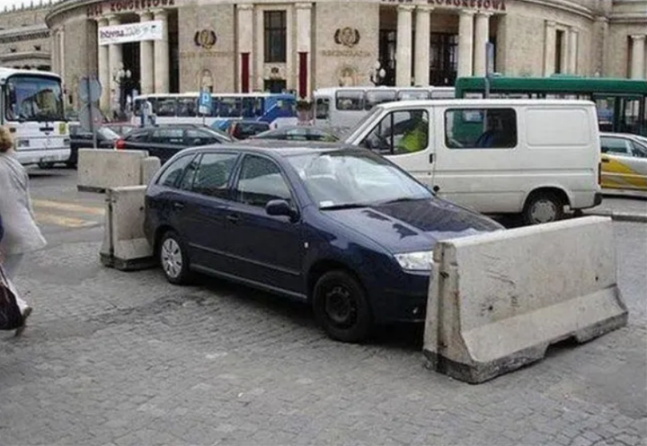 Chủ xe 'khóc cạn nước mắt' khi nhìn xế cưng gặp họa vì đậu nhầm chỗ - 10