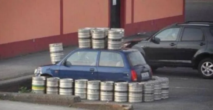 Chủ xe 'khóc cạn nước mắt' khi nhìn xế cưng gặp họa vì đậu nhầm chỗ - 4