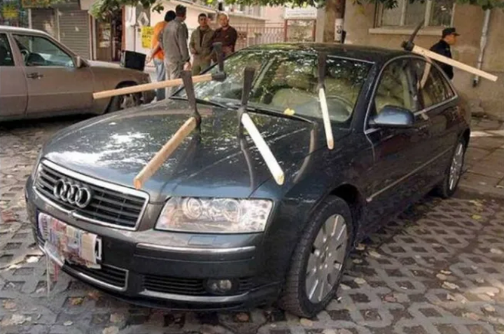 Chủ xe 'khóc cạn nước mắt' khi nhìn xế cưng gặp họa vì đậu nhầm chỗ - 3