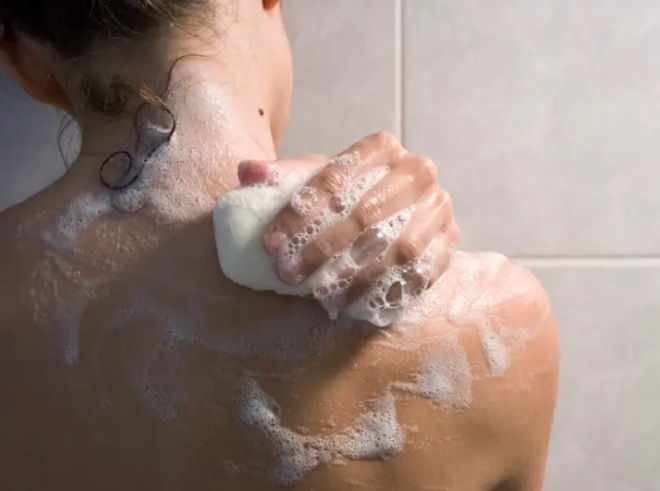 Tắm xà phòng hàng ngày: Những tác hại không ngờ mà cơ thể đang phải gánh chịu - 1