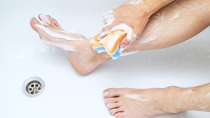 Tắm xà phòng hàng ngày: Những tác hại không ngờ mà cơ thể đang phải gánh chịu - 2