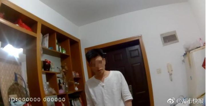 Dọn đến phòng trọ mới, cô gái kiểm tra ổ điện liền phát hiện bí mật kinh hoàng - 1