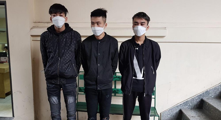 Hải Phòng: Công an nổ súng trấn áp nhóm thanh niên mang dao, kiếm đi hỗn chiến - 1