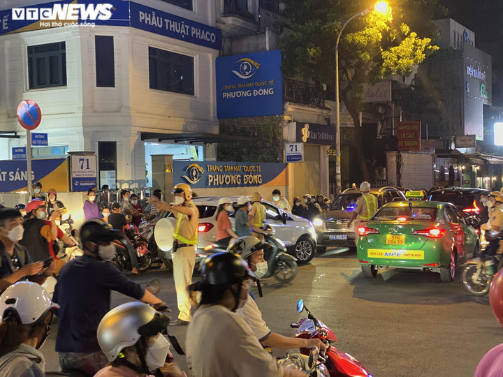 Ảnh: Trực tiếp hiện trường nhà riêng Nguyễn Phương Hằng sau khi bị khởi tố - 1