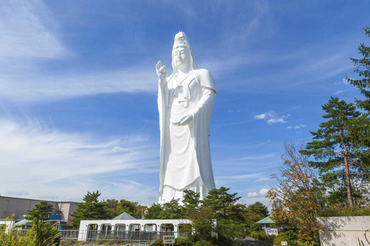 Thành phố có tượng Phật Quan Âm khổng lồ, cư dân đứng ở đâu đều có thể ngắm được - 7