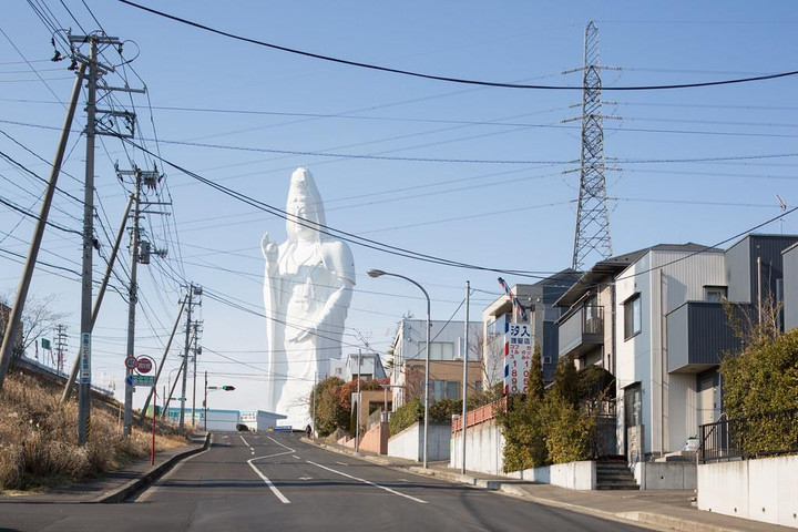Thành phố có tượng Phật Quan Âm khổng lồ, cư dân đứng ở đâu đều có thể ngắm được - 3