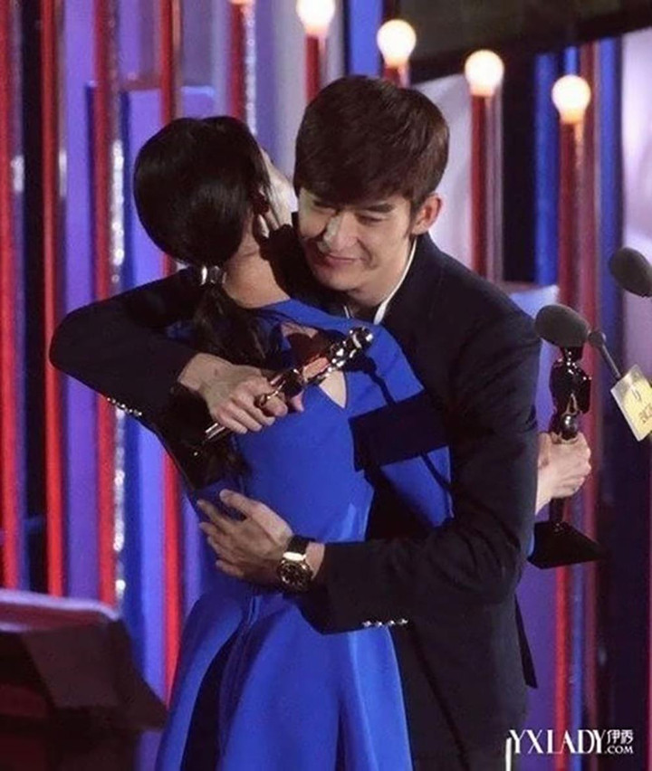 Sao Cbiz chạm mặt tình cũ: Người vừa ôm vừa khóc, kẻ tránh nhau như 'tránh tà' - 9