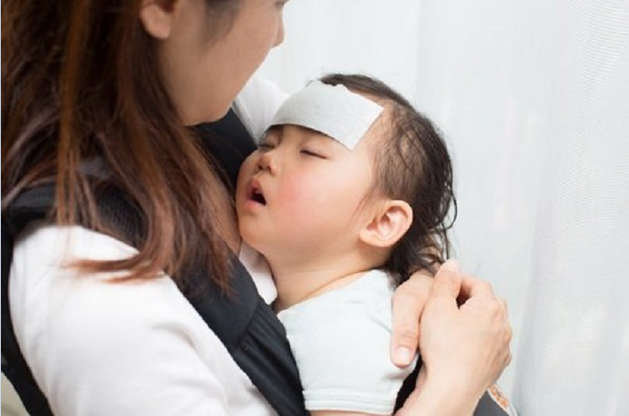 Trẻ nhiễm COVID-19 test không lên hai vạch, phân biệt với cảm lạnh như thế nào? - 2