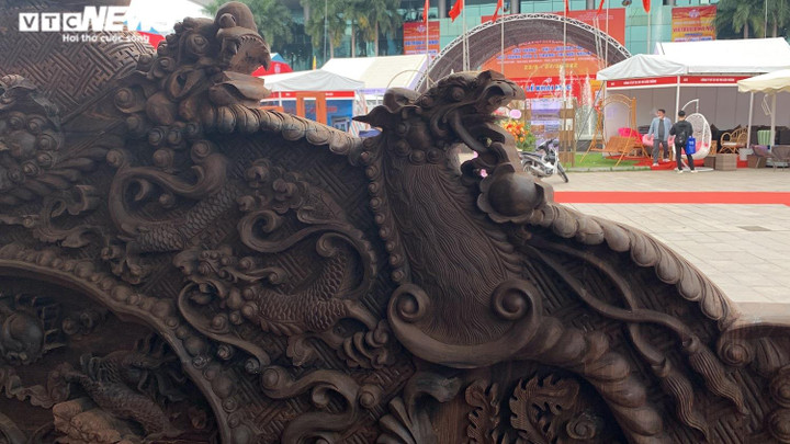 Ảnh: Cận cảnh bàn ghế Rồng đỉnh tứ linh tiền tỷ, gây sốc người xem - 4