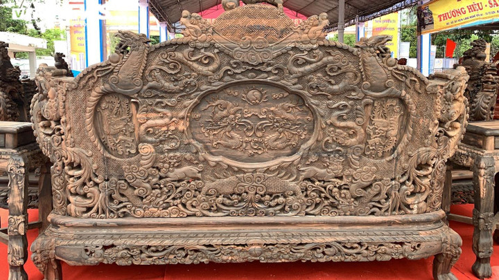 Ảnh: Cận cảnh bàn ghế Rồng đỉnh tứ linh tiền tỷ, gây sốc người xem - 6