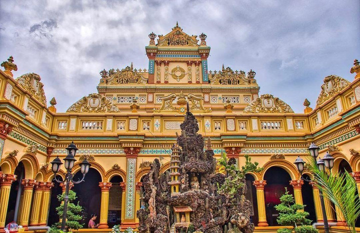 Đi miền Tây không check-in ngôi chùa kiến trúc Đông - Tây độc lạ này là tiếc lắm - 10