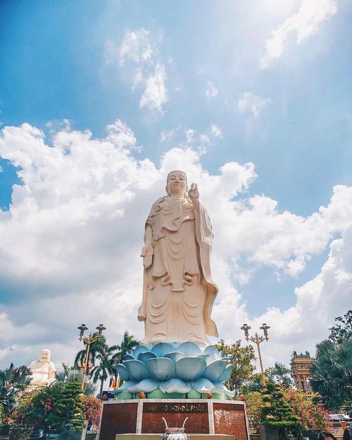 Đi miền Tây không check-in ngôi chùa kiến trúc Đông - Tây độc lạ này là tiếc lắm - 8