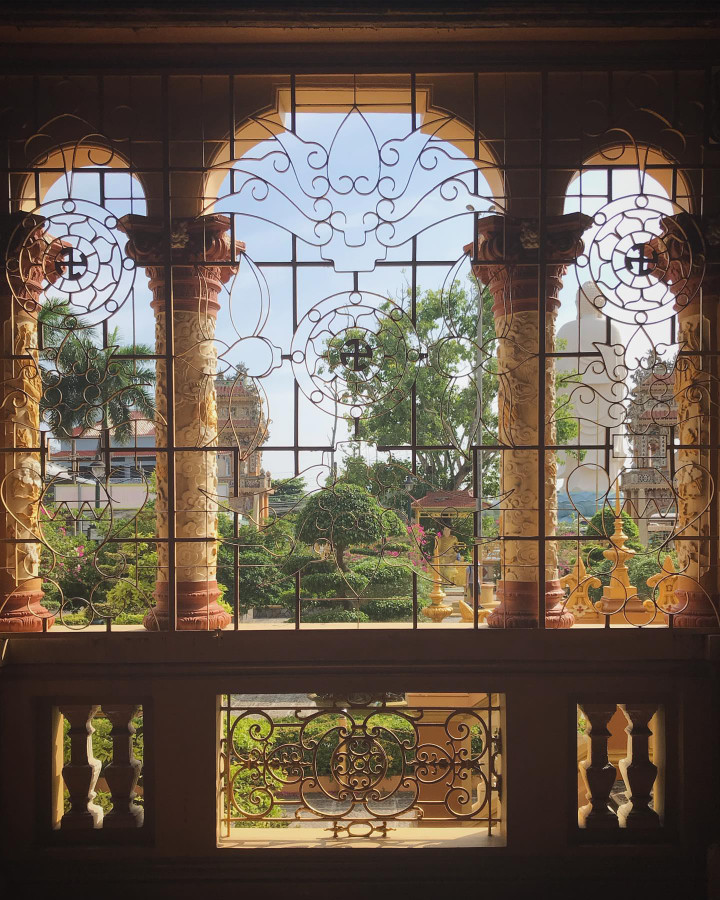 Đi miền Tây không check-in ngôi chùa kiến trúc Đông - Tây độc lạ này là tiếc lắm - 5